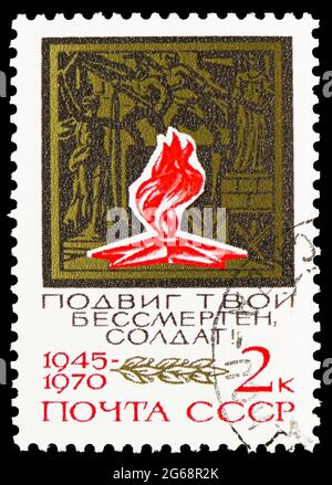 MOSKAU, RUSSLAND - 16. DEZEMBER 2020: Die in der Sowjetunion gedruckte Briefmarke zeigt die ewige Flamme (Grab des unbekannten Soldaten, Moskau), 25. Jahrestag Stockfoto