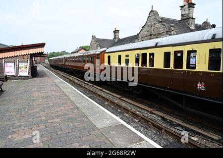 GWR-Busse an einem Bahnhof. Stockfoto