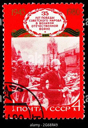 MOSKAU, RUSSLAND - 16. DEZEMBER 2020: Die in der Sowjetunion gedruckte Briefmarke zeigt die Siegesparade auf dem Roten Platz, Moskau, 35. Jahrestag der Zweiten Welt Stockfoto