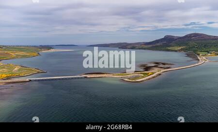 Eine Luftaufnahme der Kyle of Tongue Brücke in den schottischen Highlands, Großbritannien Stockfoto