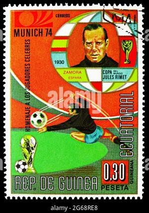 MOSKAU, RUSSLAND - 16. DEZEMBER 2020: Die in Äquatorialguinea gedruckte Briefmarke zeigt Ricardo Zamora Martínez (1901-1978), die FIFA-Weltmeisterschaft 1974 in Germa Stockfoto