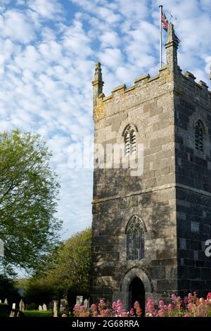 St. Mellanus Chuch in Mullion Village, Lizard Peninsula, Cornwall, Großbritannien. Mit Altocumulus Wolken Stockfoto