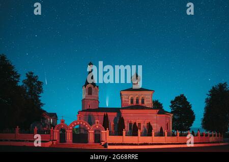 Korma Village, Bezirk Dobush, Weißrussland. Komet Neowise C2020F3 und Meteor in der Nacht Sternenhimmel über St. John die Korma Kloster Kirche in Korma Stockfoto