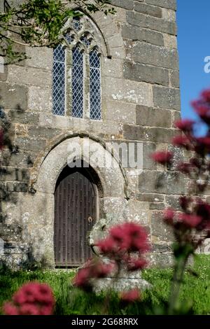 Die Tür der St. Melanus Kirche im Dorf Mullion Lizard Peninsula Cornwall Großbritannien Stockfoto