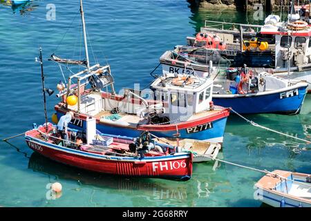 Fischerboote im hafen von coverack, klares Meer und ein sonniger Tag. Liazard Peninsula, cornwall, Großbritannien Stockfoto