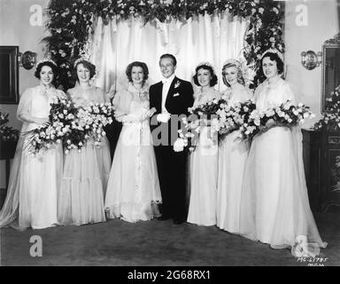 Die frisch vermählt JEANETTE MacDonald und GENE RAYMOND kurz vor dem Hochzeitsempfang in ihrem Haus am Abend des 16. Juni 1937, links stehend ihre Agentin HELEN FERGUSON, Ihre ältere Schwester und Matron of Honor Schauspielerin MARIE BLAKE aka EDITH MacDonald und rechts vom Paar FAY WRAY GINGER ROGERS und Mrs. JOHNNY MACK BRAUN Werbung für Metro Goldwyn Mayer Stockfoto