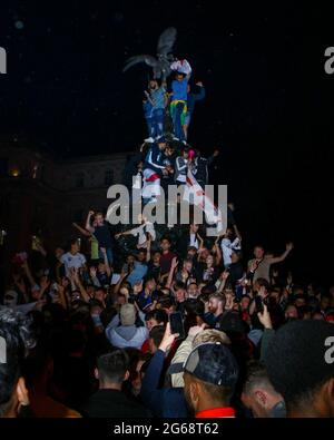 London, Großbritannien. Juli 2021. Fans umgeben und erklimmen den Shaftesbury Memorial Fountain, nachdem England mit der Ukraine 4:0 gewonnen hat. Juli 2021. Marcin Riehs/Pathos Credit: One Up Top Editorial Images/Alamy Live News Stockfoto