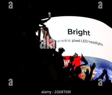 London, Großbritannien. Juli 2021. Fans umgeben und erklimmen den Shaftesbury Memorial Fountain, nachdem England mit der Ukraine 4:0 gewonnen hat. Juli 2021. Marcin Riehs/Pathos Credit: One Up Top Editorial Images/Alamy Live News Stockfoto