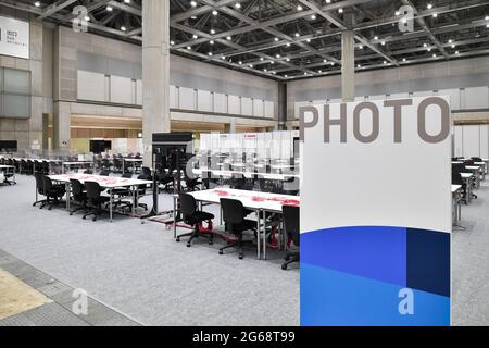 (210704) -- TOKIO, 4. Juli 2021 (Xinhua) -- Das am 4. Juli 2021 aufgenommene Foto zeigt den Fotoraum des Hauptpressezentrums (MPC) im Tokyo International Exhibition Centre (Tokyo Big Sight) für die Olympischen Spiele 2020 in Tokio, die aufgrund der Coronavirus-Pandemie (COVID-19) in Tokio, Japan, auf 2021 verschoben wurden. (Xinhua/Chen Yichen) Stockfoto