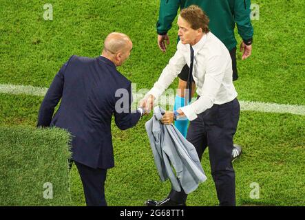 Roberto Manchini, ITA-Headcoach, Teamchef, Nationaltrainer, Trainer Roberto MARTINEZ (ESP), Belgien-Headcoach, beim Viertelfinalspiel BELGIEN - ITALIEN 1-2 bei den Fußball-UEFA-Europameisterschaften 2020 in der Saison 2020/2021 am 02. Juli 2021 in München, Deutschland. © Peter Schatz / Alamy Live News Stockfoto