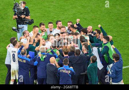 Roberto Manchini, ITA-Headcoach, Teamchef, Nationaltrainer, feiern mit dem Team, Giorgio Chiellini, ITA 3 Leonardo Spinazzola, ITA 4 Federico Chiesa, ITA 14 Ciro immobile, ITA 17 Gianluigi Donnarumma, ITA 21 Leonardo BONUCCI, ITA 19 Giovanni Di Lorenzo, ITA 2 Marco Verratti, ITA 6Lorenzo Insigne, ITA 10Jorvinho, ITA 8 Nicolo Barella, ITA 18 im Viertelfinalspiel BELGIEN - ITALIEN 1-2 bei den Fußball-UEFA-Europameisterschaften 2020 in der Saison 2020/2021 am 02. Juli 2021 in München, Deutschland. © Peter Schatz / Alamy Live News Stockfoto