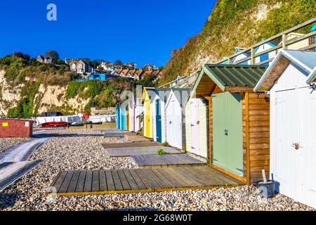 Strandhütten am Beer Beach, Beer, Devon, Großbritannien Stockfoto