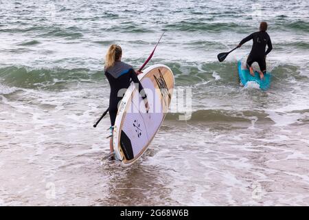 Poole, Dorset, Großbritannien. Juli 2021. Wetter in Großbritannien: bewölkt und windig mit sonnigen Intervallen an den Stränden von Poole. Paddlebarder im Branksome Chine. Quelle: Carolyn Jenkins/Alamy Live News Stockfoto