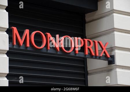 Marseille, Frankreich. Juli 2021. Ein Monoprix-Logo in einem ihrer Filialen.am 2. Juni 2021 streikten in Frankreich 25 Monoprix-Geschäfte, insbesondere um gegen die Unterbesetzung innerhalb der Monoprix-Gruppe zu protestieren. Kredit: SOPA Images Limited/Alamy Live Nachrichten Stockfoto