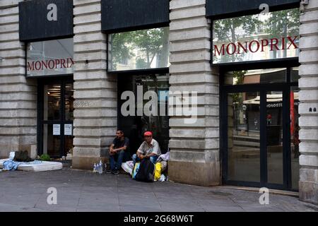 Marseille, Frankreich. Juli 2021. Zwei Obdachlose sitzen vor einem Monoprix-Geschäft.am 2. Juni 2021 streikten in Frankreich 25 Monoprix-Geschäfte, insbesondere um gegen die Unterbesetzung innerhalb der Monoprix-Gruppe zu protestieren. Kredit: SOPA Images Limited/Alamy Live Nachrichten Stockfoto