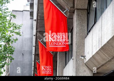 Rote Fahnen an der brutalistischen Fassade des Kings College Macadam Building, Strand Campus, Temple, London, Großbritannien Stockfoto