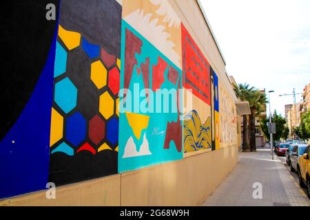 Elche, Alicante, Spanien - 27. Februar 2021: Wand mit farbigen Graffiti im Kulturzentrum Saint Joseph in Elche, Alicante, Spanien Stockfoto