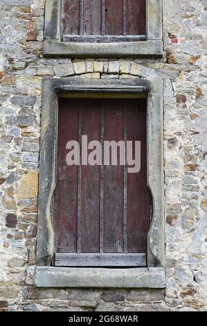 Rustikale Tür einer historischen Sandsteinscheune des Klosters in Loccum Stockfoto