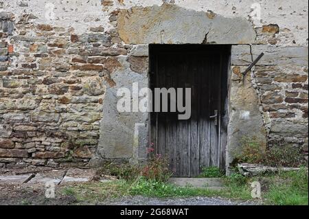 Rustikale Tür einer historischen Sandsteinscheune des Klosters in Loccum Stockfoto