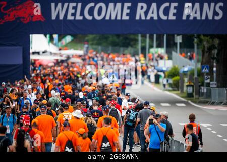 Spielberg, Österreich. Juli 2021. Fans beim Formel 1 Grosser Preis von Osterreich 2021, 2021 großer Preis von Österreich, 9. Lauf der FIA Formel 1 Weltmeisterschaft 2021 vom 2. Bis 4. Juli 2021 auf dem Red Bull Ring, in Spielberg, Österreich - Foto Florent Gooden/DPPI Credit: DPPI Media/Alamy Live News Stockfoto