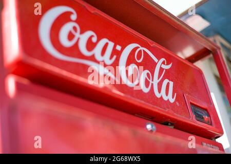 Bischkek , Kirgisistan Jule 04 , 2021 : Nahaufnahme des antiken Coca Cola-Markenautomaten Stockfoto