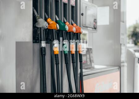 Detail einer Benzinpumpe in einer Tankstelle. Verschiedene Tankpistolen. Stockfoto