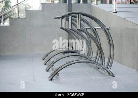 Leerer Fahrradparkplatz in der Nähe des Einkaufszentrums Stockfoto