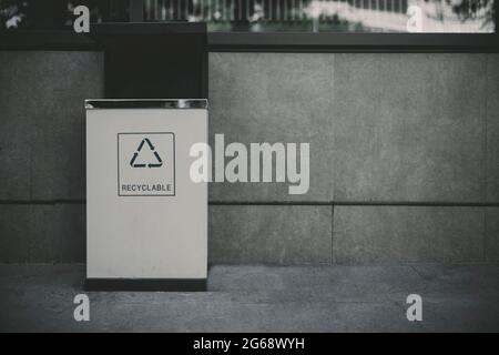 Papierkorb mit Recycling-Symbol . Nahaufnahme . Im Freien Stockfoto