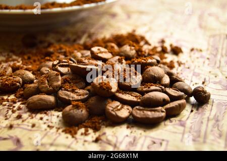 Sorgfältig ausgewählte und geröstete frische Kaffeebohnen, Kaffeebohnen Hintergrund, isoliert auf Papier Stockfoto