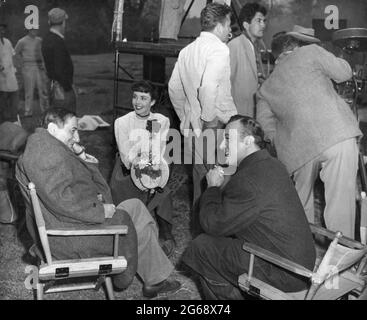 Regisseur ERNST LUBITSCH JENNIFER JONES und CHARLES BOYER am Drehort offen mit Movie Crew während der Dreharbeiten zu CLUNY BROWN 1946 Regisseur / Produzent ERNST LUBITSCH nach einem Roman von Margery Sharp Twentieth Century Fox Stockfoto