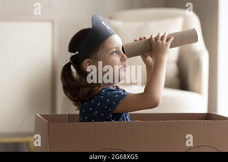 Entzückende kleine kaukasische Mädchen in Piratenhut suchen in Spyglass Stockfoto