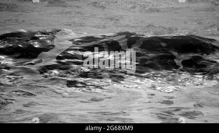 Atemberaubende dunkle launisch getönte feine Kunst Seestape Bild von brechenden Wellen auf dem Atlantischen Ozean in Devon England Stockfoto