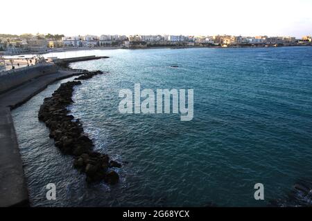 Am Ende eines Oktobertages ist der Hafen von Otranto von Sonnenlicht durchdrungen (Apulien, Italien) Stockfoto