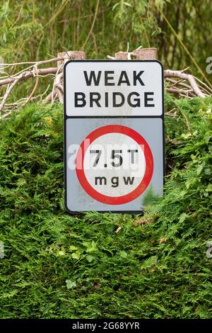 UK Warnschild für eine schwache Brücke mit einem maximalen Bruttogewicht von 7,5 t Stockfoto