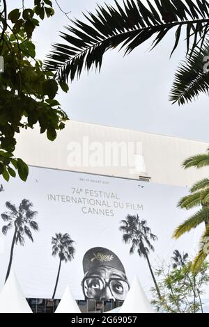 Cannes Film Festival 2021: Das Plakat für die 74. FIF fand auf dem Giebel des Palais des Festivals statt. Am frühen Sonntagmorgen haben die Passanten nicht versäumt, an diesem traditionellen Moment teilzunehmen, der den Beginn der Feierlichkeiten markiert. (Foto von Lionel Urman/Sipa USA) Stockfoto