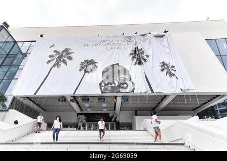 Cannes Film Festival 2021: Das Plakat für die 74. FIF fand auf dem Giebel des Palais des Festivals statt. Am frühen Sonntagmorgen haben die Passanten nicht versäumt, an diesem traditionellen Moment teilzunehmen, der den Beginn der Feierlichkeiten markiert. (Foto von Lionel Urman/Sipa USA) Stockfoto