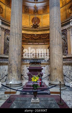 Innenansicht des Pantheons in Rom, UNESCO-Weltkulturerbe. Grab des Königs Umberto Ranieri di Savoia Stockfoto