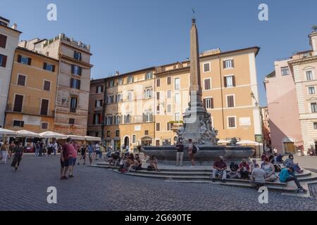 Pantheon-Platz auch bekannt als Piazza della Rotonda mit dem Brunnen und Obelisk Stockfoto