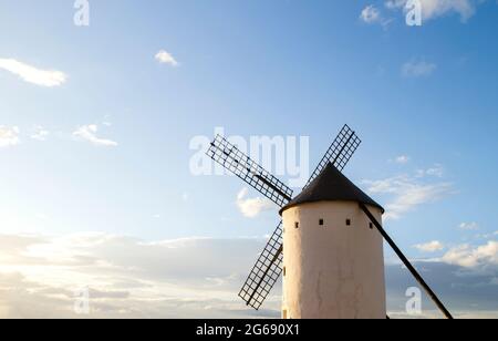 Alte traditionelle Turmmühle in La Mancha, Spanien Stockfoto