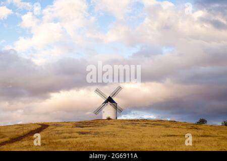 Alte traditionelle Turmmühle in La Mancha, Spanien Stockfoto