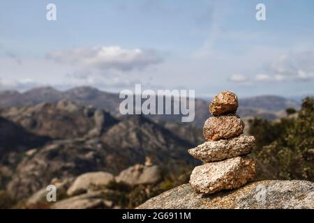 Cairn oder Steinmarkierung auf dem Bergpfad im Peneda-Geres National Park Stockfoto