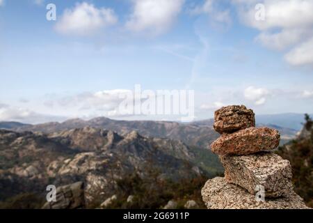 Cairn oder Steinmarkierung auf dem Bergpfad im Peneda-Geres National Park Stockfoto
