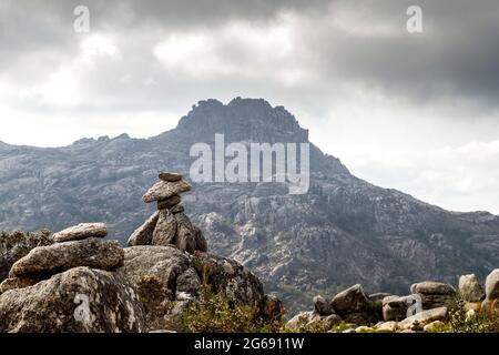 Cairn oder Steinmarkierung auf dem Bergpfad im Peneda Geres Nationalpark, Portugal Stockfoto