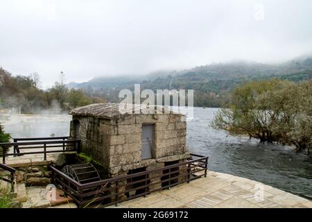 Alte Wassermühle Muino da Veiga und Thermalquellen am Minho Flussbett in Ourense, Spanien Stockfoto