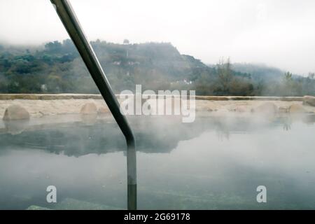 Thermalbäder Muino da Veiga, Schwimmbäder im Flussbett Minho in Ourense, Spanien Stockfoto