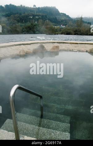 Thermalbäder Muino da Veiga, Schwimmbäder im Flussbett Minho in Ourense, Spanien Stockfoto