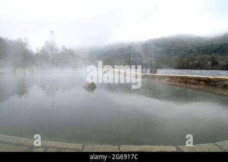 Thermalbäder Muino da Veiga, Schwimmbäder im Flussbett Minho in Ourense, Spanien Stockfoto