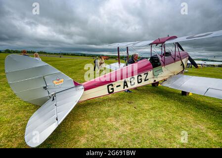 Ein 1933 de Havilland Moth Major G-ACGZ mit dem Abzeichen des Bombay Flying Club in Middle Wallop, Hampshire UK Stockfoto