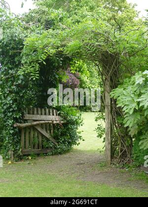 Tor zu einem geheimen Garten Stockfoto