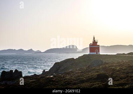 Alter roter Leuchtturm in Punta Robaleira und Islas Cies von Cabo Home, Rias Baixas, Galicien, Spanien Stockfoto